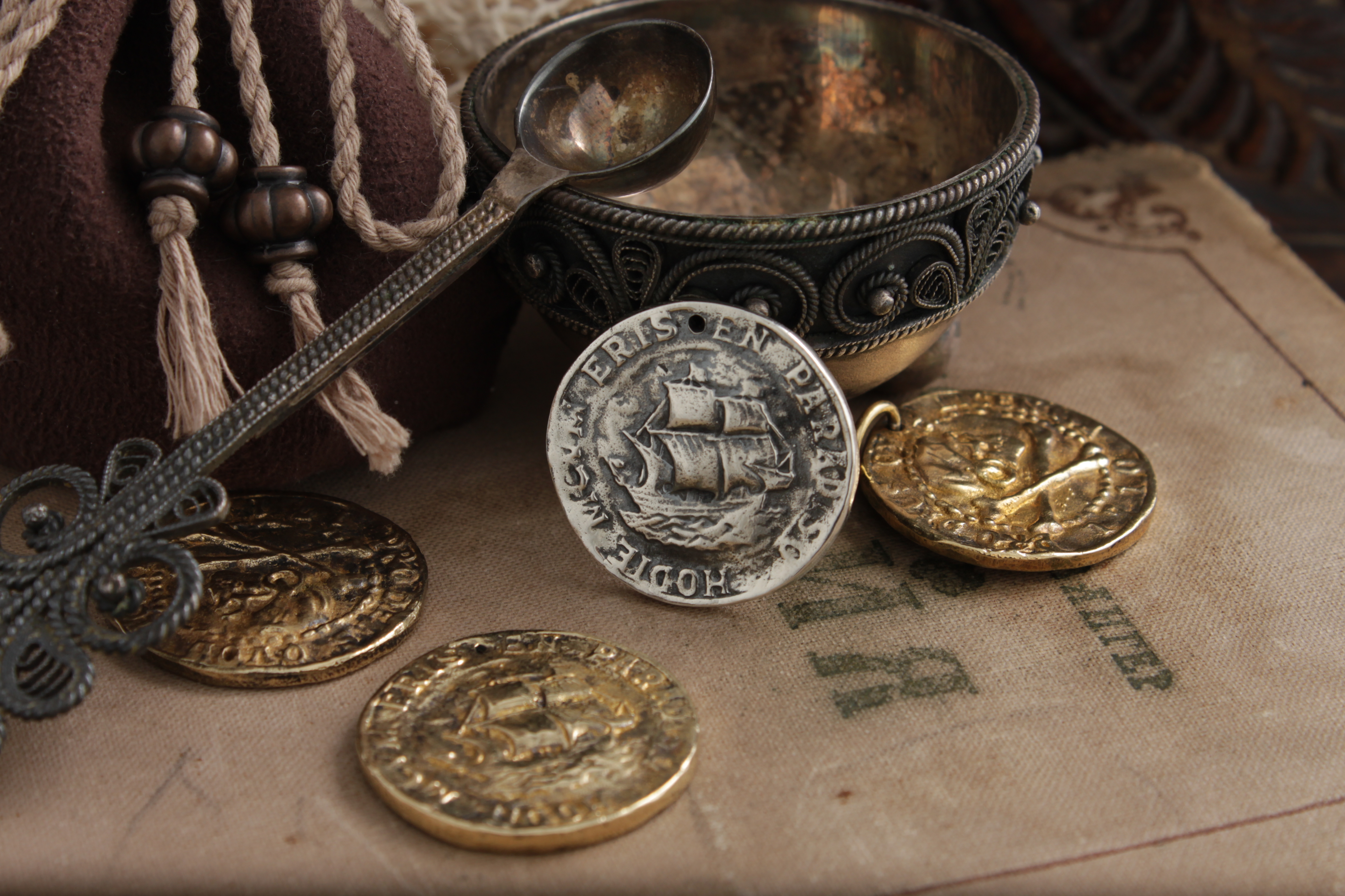 Серебряная монета пиратов. Монета анчартед 4. Uncharted 4 монета. Старинные пиратские монеты. Древние пиратские монеты.