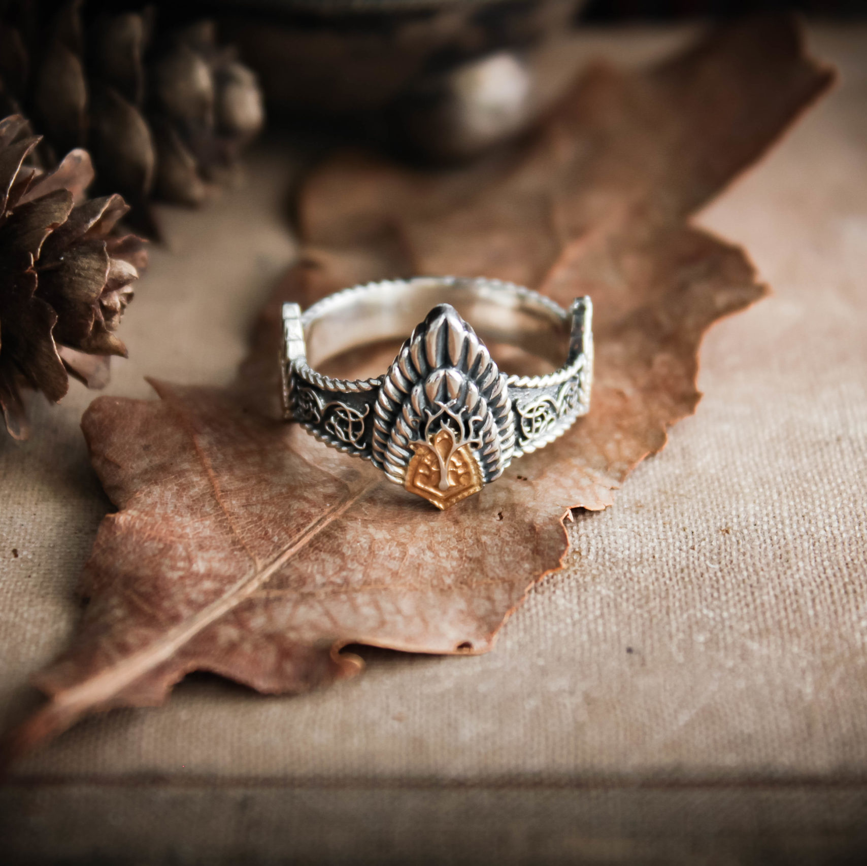 Crown of Aragorn/Elessar ring – Mastenarium